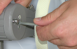 Captive central screw for fast installation and setup